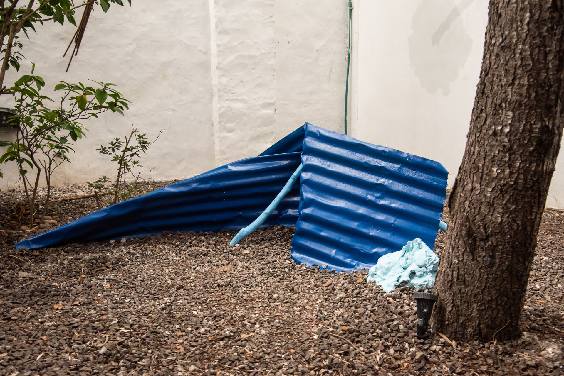 Instalación exterior — Claridad y un resto frágil