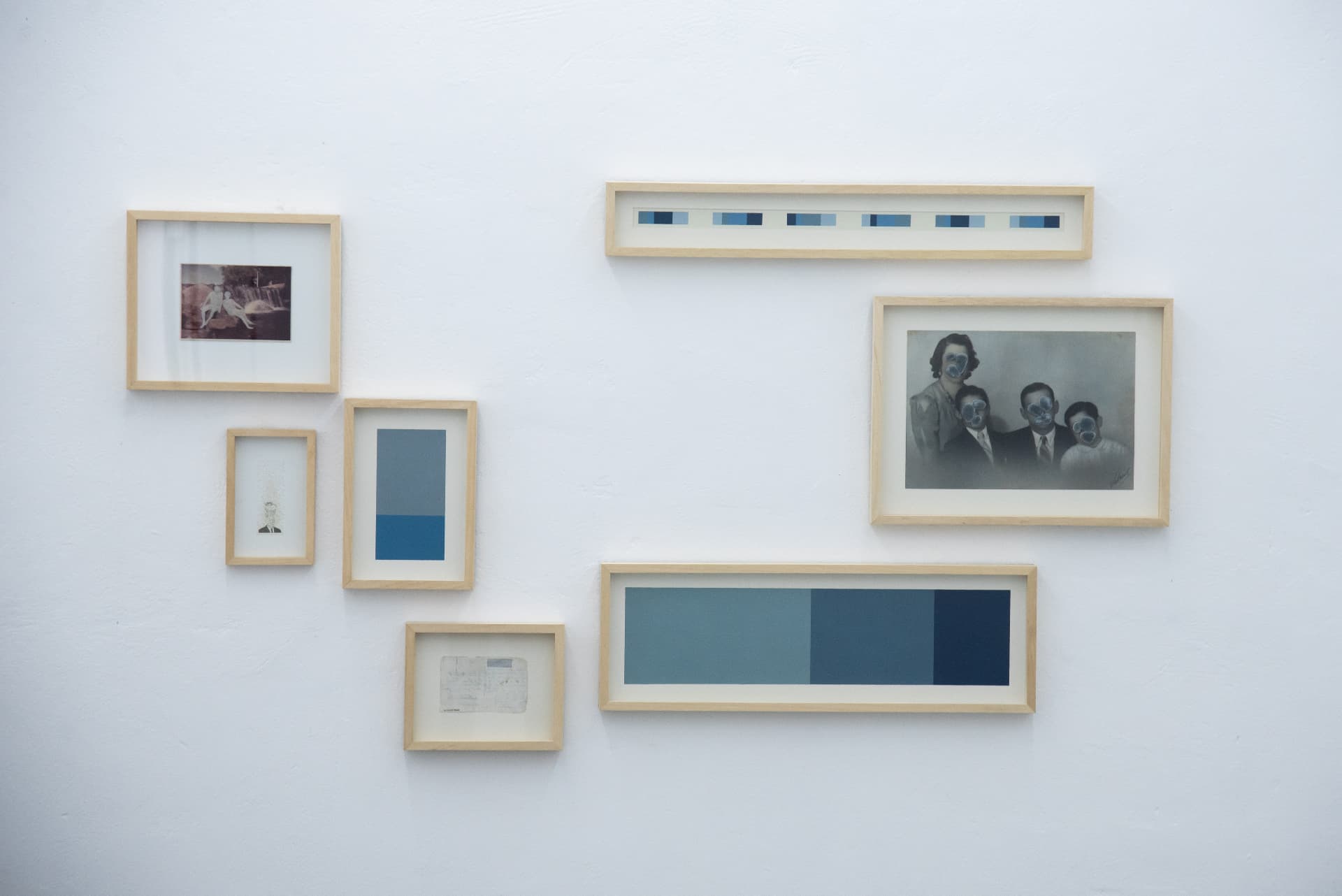 Vista de sala — Claridad y un resto frágil, sala Cris Miró