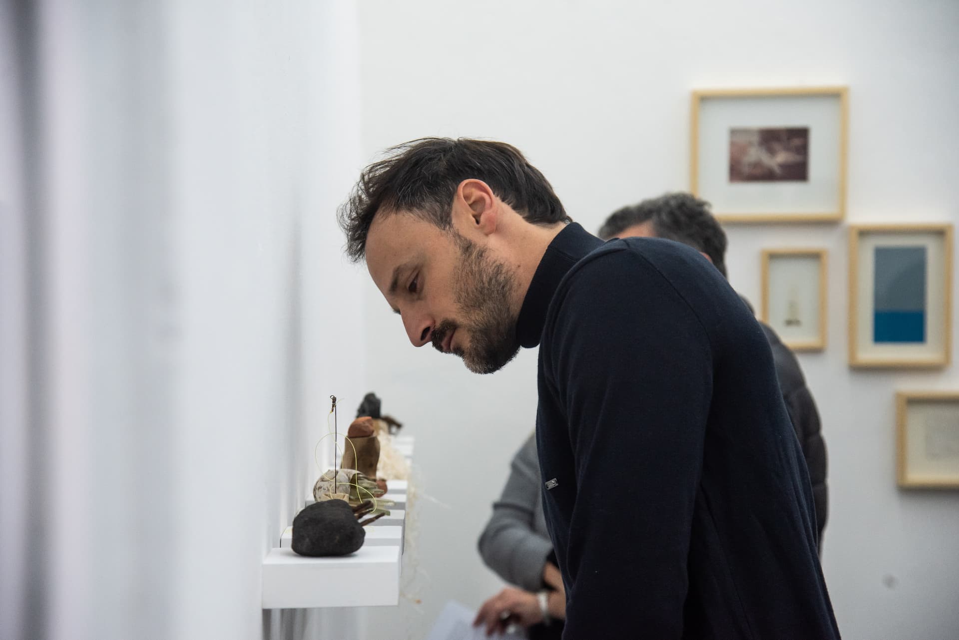 Visitante observando las obras — Claridad y un resto frágil